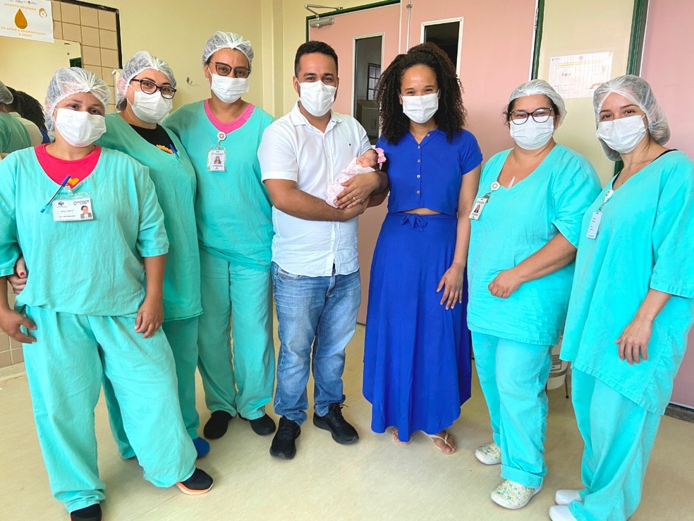 Equipe multidisciplinar que atendeu a bebê e a família durante a alta hospitalar  — Foto: Pró-Saúde/Divulgação