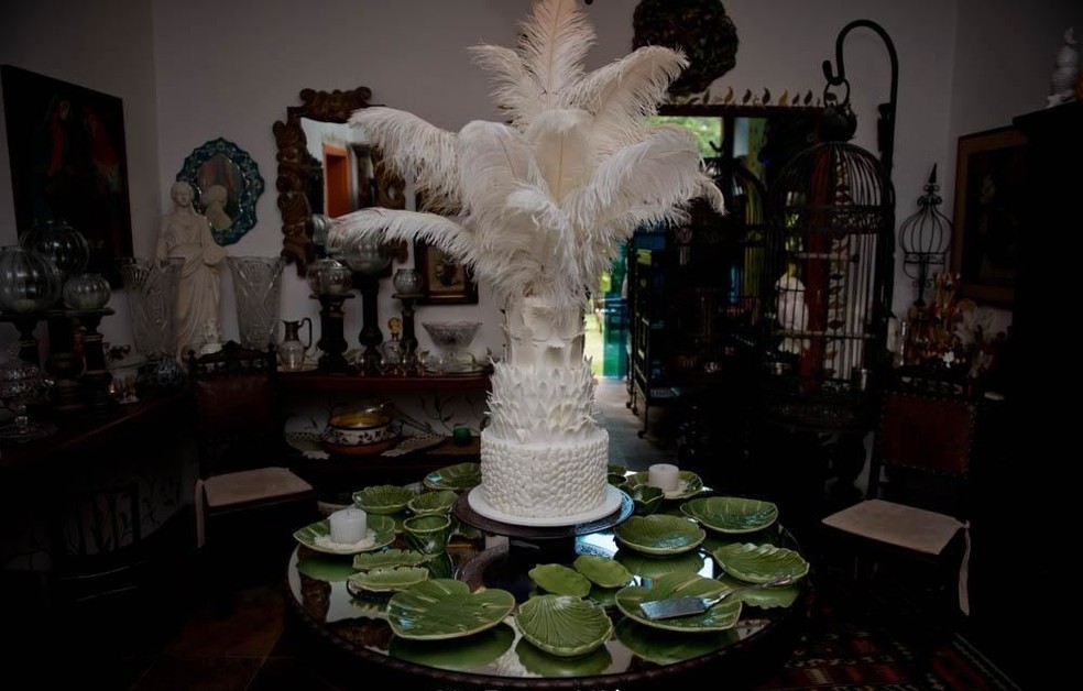 O bolo da festa tinha o formato de abacaxi, com 3 andares e um topo com plumas de avestruz albino — Foto: Diana Brizzi / I9 Foto e Vídeo