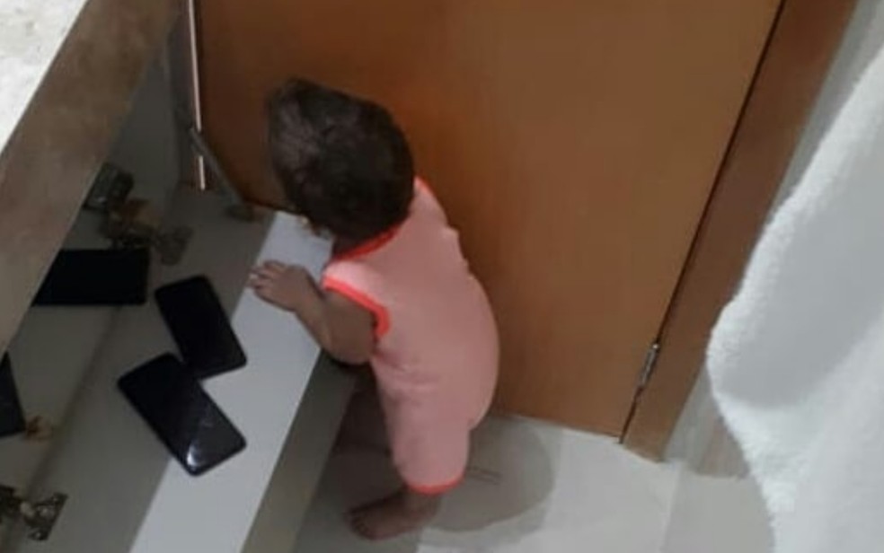 Bebê trava porta do banheiro com gaveta e fica preso dentro do cômodo em Goiânia, Goiás — Foto: Reprodução/TV Anhanguera