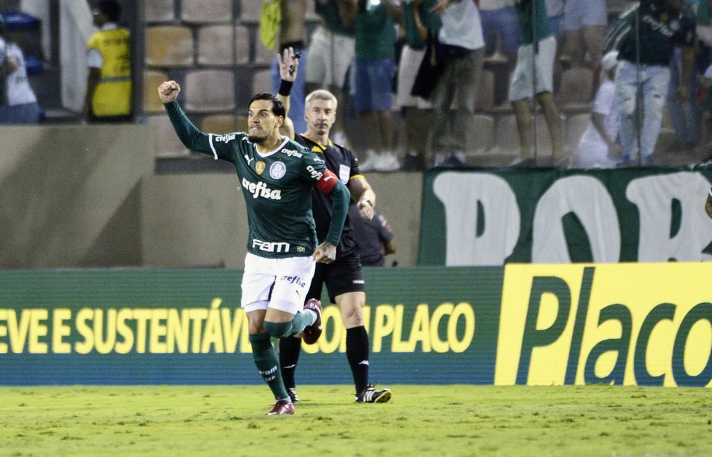 Gustavo G�mez comemora gol em partida contra o Corinthians � Foto: Marcos Ribolli