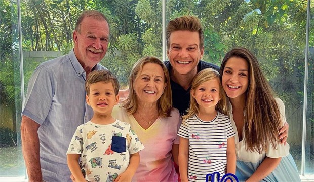 Michel Teló com os pais, os filhos e a mulher, Thais Fersoza (Foto: Reprodução/Instagram)