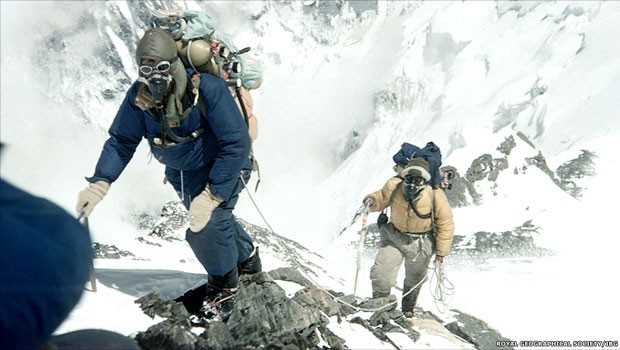  Tenzing e Hillary alcançaram o topo do Everest às 11h30 locais, após uma difícil escalada pela face sul da montanha. A foto mostra os dois a 8,321 mil metros de altitude.  (Foto: Royal Geographical Society (com IBG))
