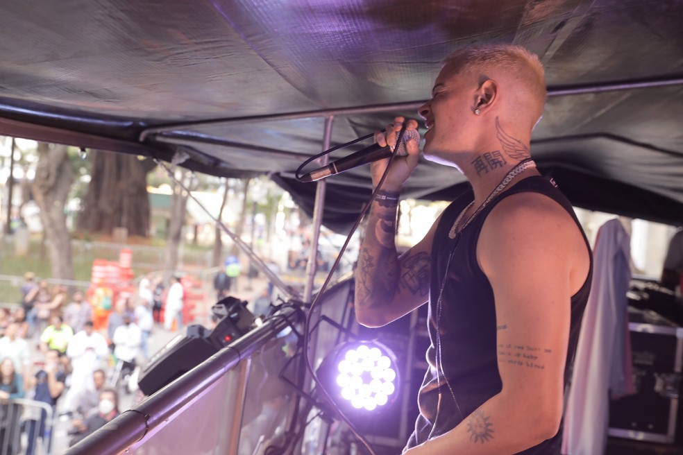 Nick Cruz canta na 5ª Marcha do Orgulho Trans em SP — Foto: Celso Tavares/g1 — Foto: Celso Tavares/g1