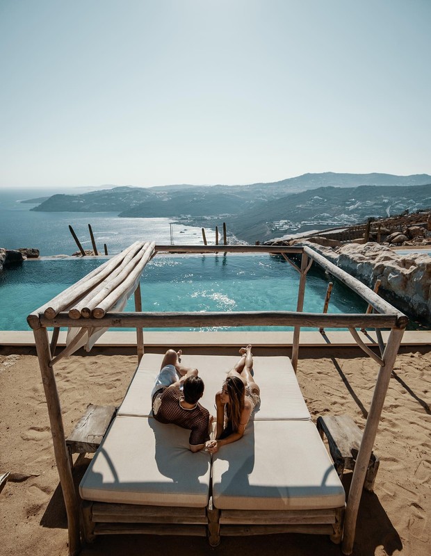 Romana Novais e Alok em resort de luxo em Mykonos, na Grécia (Foto: Reprodução/Instagram)