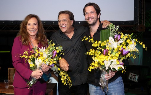 Vladimir Brichta e Arlete Salles, homenageados com flores por Dennis Carvalho