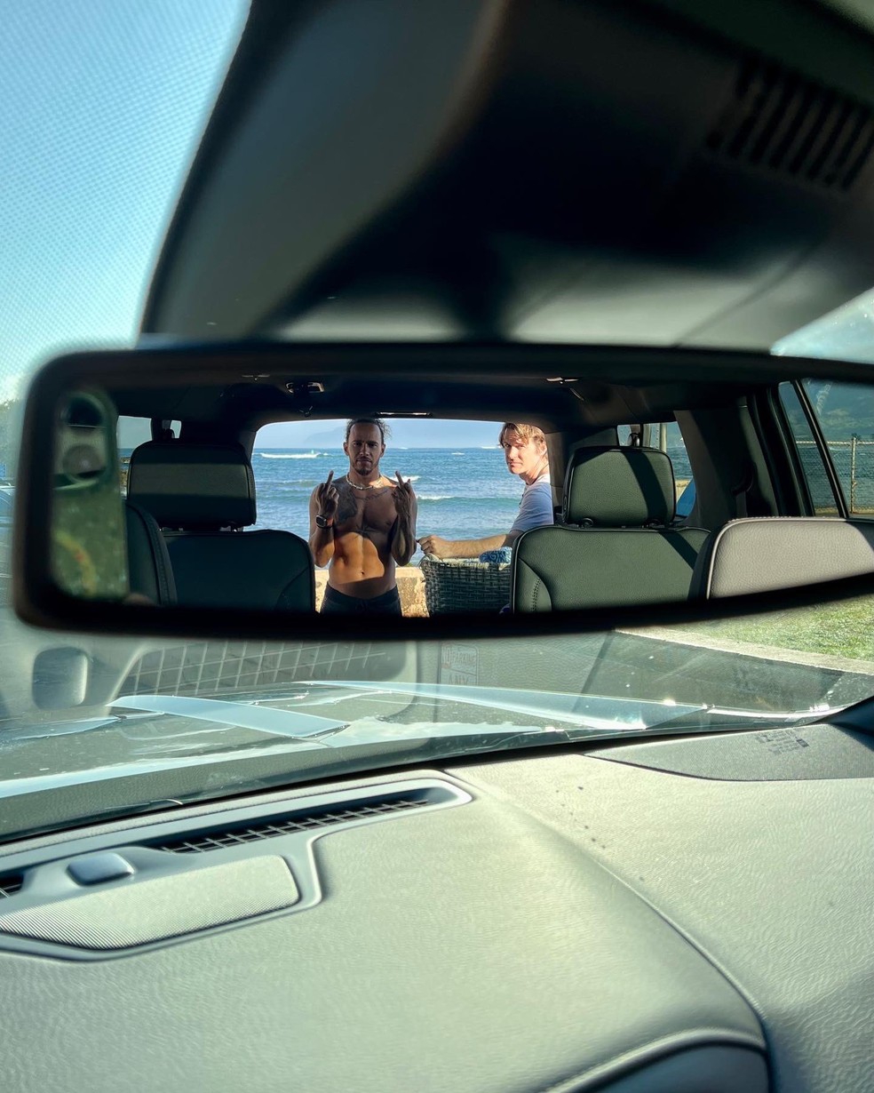 Lewis Hamilton e um amigo pelo retrovisor, com o mar ao fundo — Foto: Reprodução Instagram