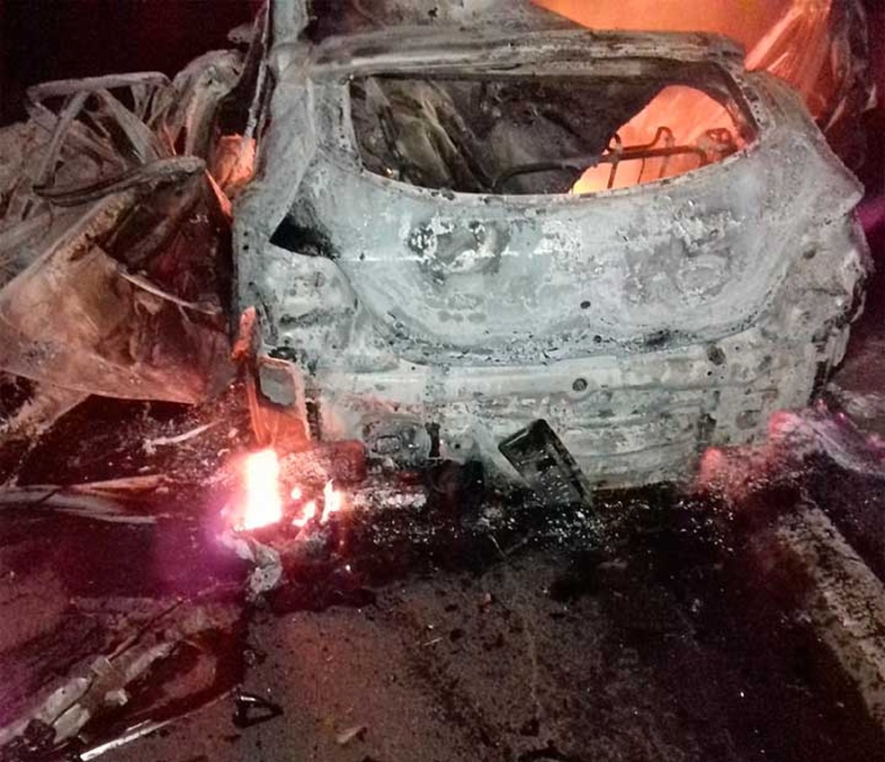 Carro onde os jovens seguiram foi consumido pelas chamas e ficou destruÃ­do na Bahia (Foto: Caique Freire/Voz da Bahia)