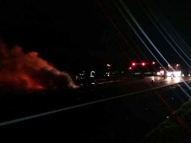 Fogo foi controlado pelos bombeiros na rodovia Castello Branco (Foto: Adolfo Lima/ TV TEM)