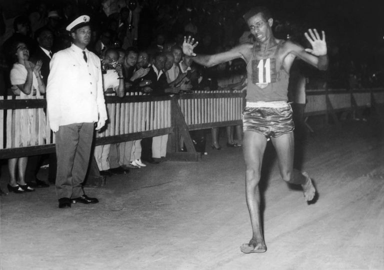 Abebe Bikila O Etiope Que Venceu A Maratona Dos Jogos Olimpicos Correndo Descalco Blog Do Acervo O Globo