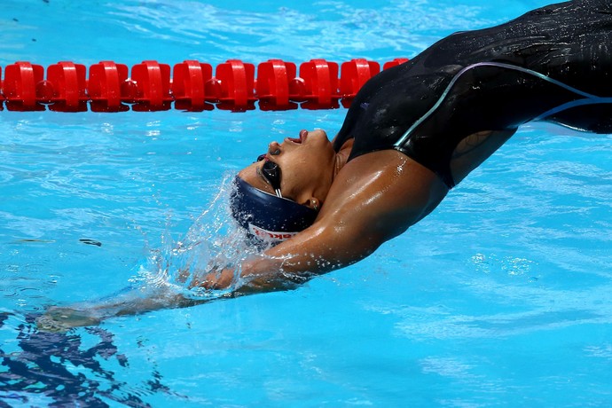 Etiene Medeiros em ação nas eliminatórias dos 100m costas em Kazan (Foto: Satiro Sodré / SSPress)