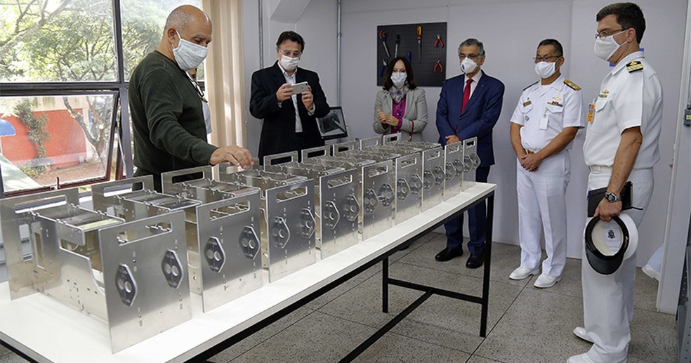 Visita do reitor Vahan Agopyan (terno azul) e pesquisadores da Poli ao Centro Tecnológico da Marinha em São Paulo, localizado na Cidade Universitária — Foto: Cecília Bastos/USP Imagens