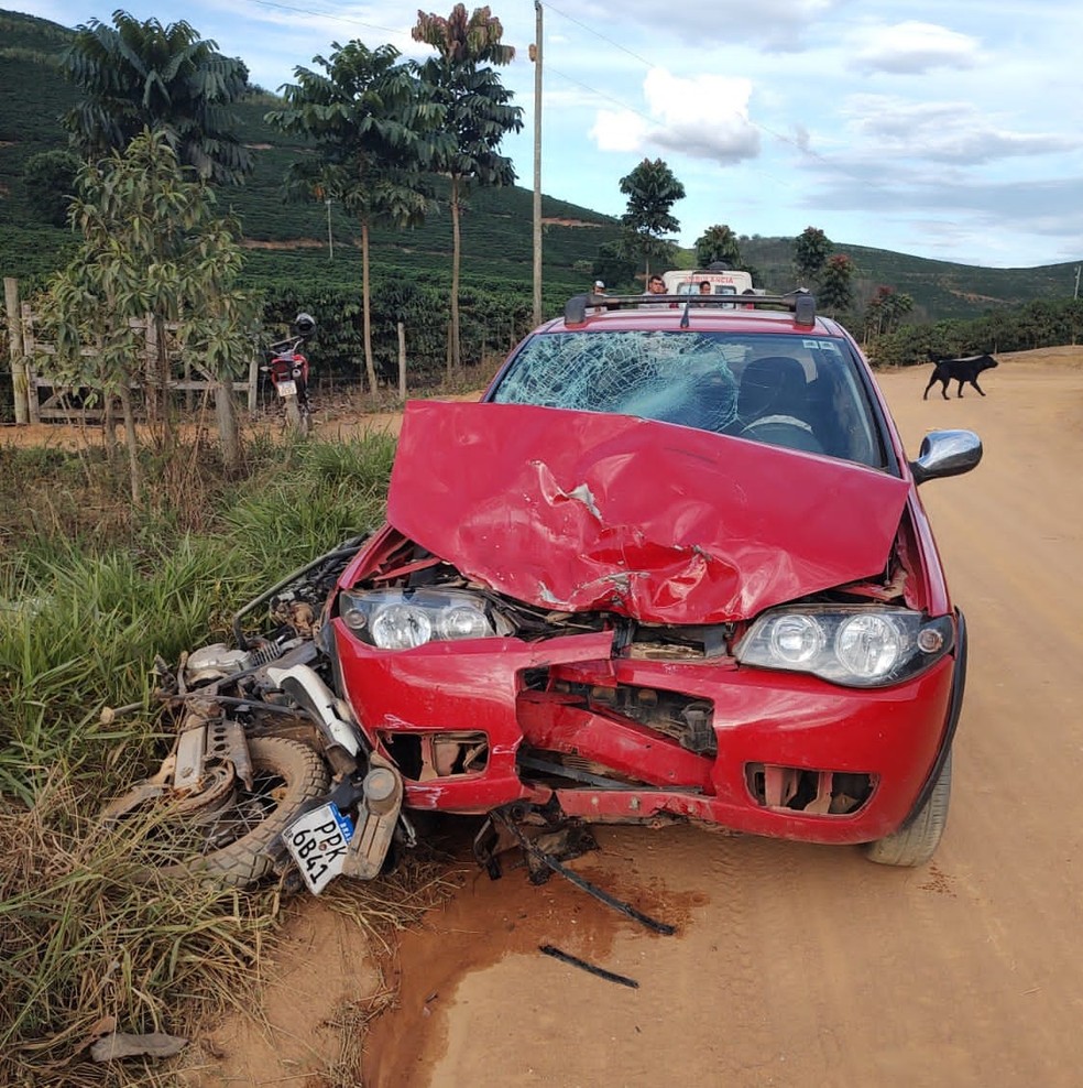 Jovem morre em acidente entre carro e moto na cidade de Conselheiro Pena — Foto: Redes sociais 
