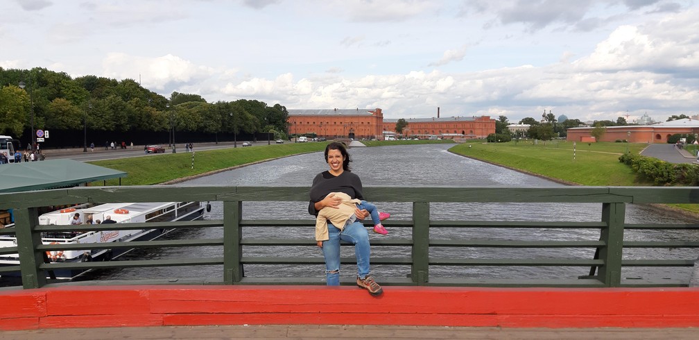 Gabriela amamenta Olívia na Fortaleza de São Pedro e São Paulo, em São Petersburgo, na Rússia. — Foto: Arquivo pessoal/Gabriela Antunes