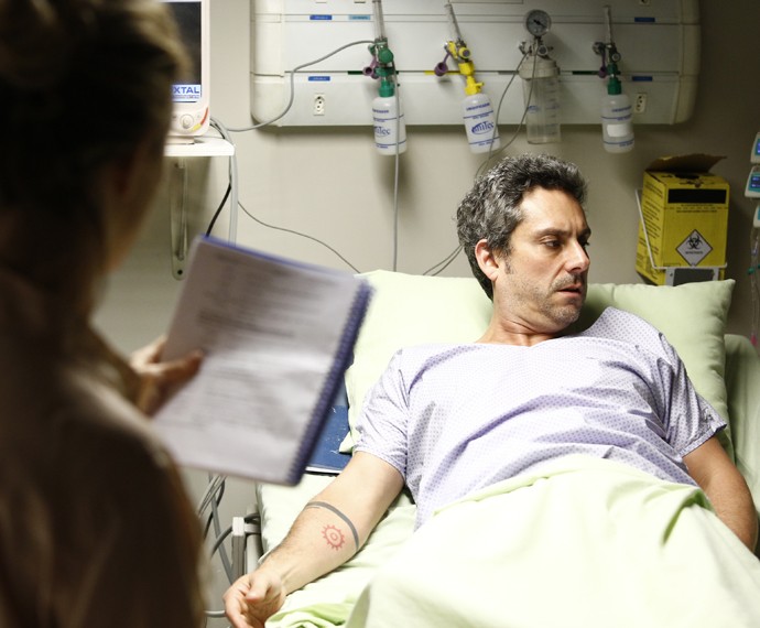 Romero Rômulo, interpretado por Alexandre Nero, aparecerá também em uma cama de hospital. No bastidor, o ator era orientado por Amora (Foto: Raphael Dias/ Gshow)