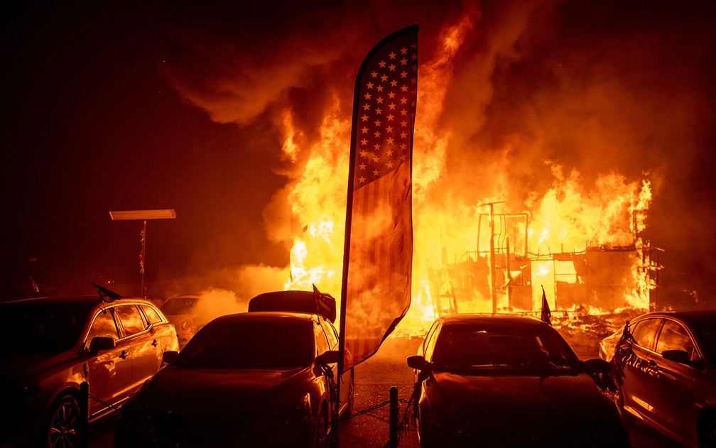 Chamas consomem uma loja de automÃ³veis durante o incÃªndio Camp Fire, em Paradise, na CalifÃ³rnia, na quinta-feira (8) â Foto: AP Photo/Noah Berger