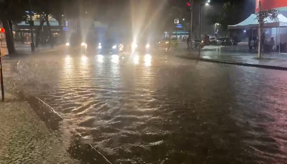 Rua do Largo do Machado, na Zona Sul do Rio — Foto: Reprodução