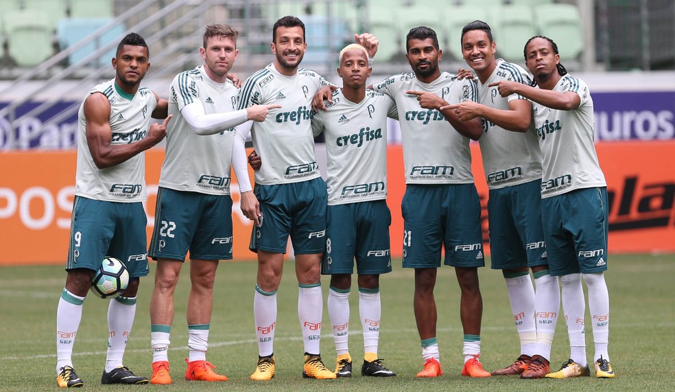 Em treino na arena, jogadores brincam com Tchê Tchê, de cabelo novo (Foto: Ag. Palmeiras/Divulgação)