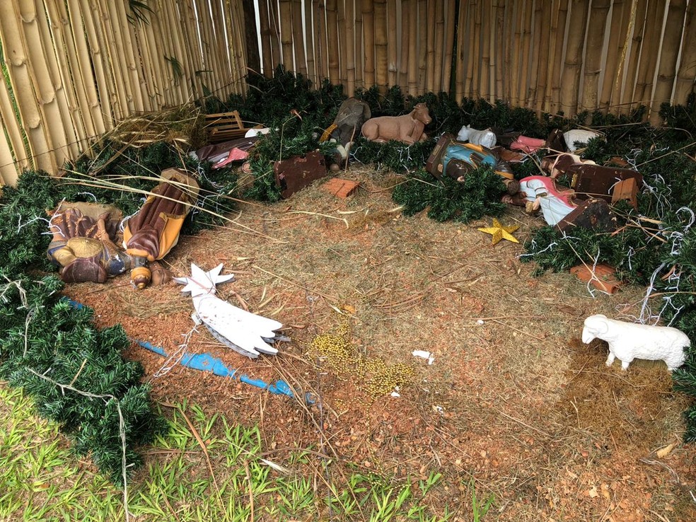Peças do presépio foram quebradas e derrubadas em Bariri  — Foto: Caio Glauco / prefeitura de Bariri 