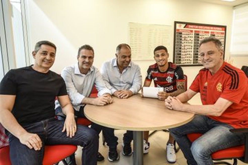 Jo&atilde;o Gomes assina renova&ccedil;&atilde;o de contrato at&eacute; 2027 com o Flamengo &mdash; Foto: Marcelo Cortes/Flamengo