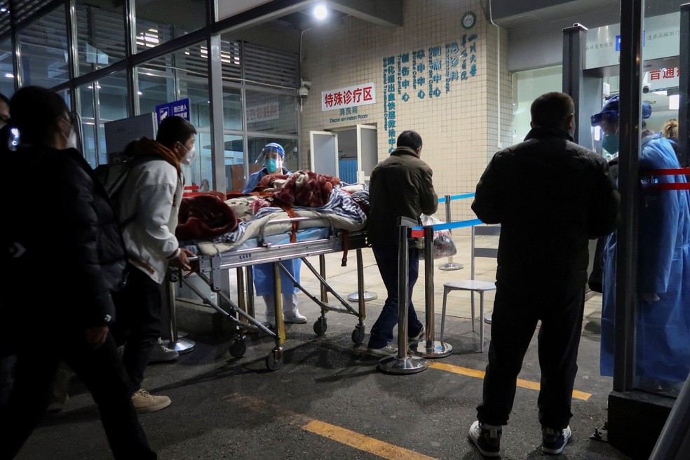 Paciente é transportado de maca em hospital na China — Foto: Tingshu Wang/REUTERS