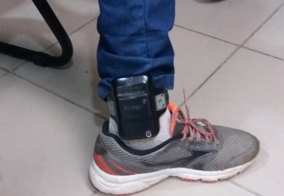UM dos homens presos ap&oacute;s assalto a uma ag&ecirc;ncia dos Correios no Agreste de Pernambuco usava tormnozeleira eletr&ocirc;nica &mdash; Foto: Pol&iacute;cia Federal/Divulga&ccedil;&atilde;o