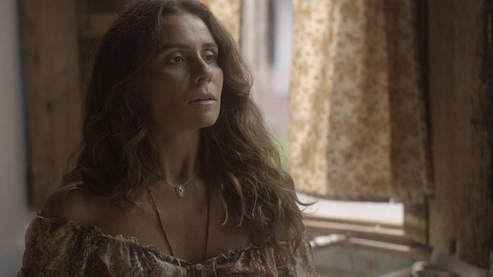 A marisqueira se surpreende com a presença de Karola (Foto: TV Globo)
