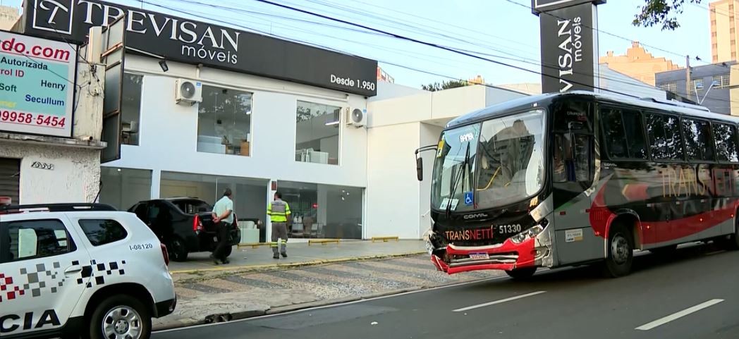 Batida entre carro e ônibus deixa três feridos em cruzamento no Centro de Campinas