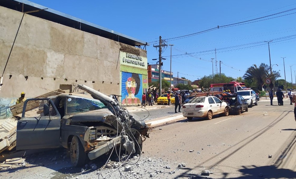 Cabine de caminhão que ficou destruída após veículo perder o freio no DF — Foto: Corpo de Bombeiros do DF/Divulgação
