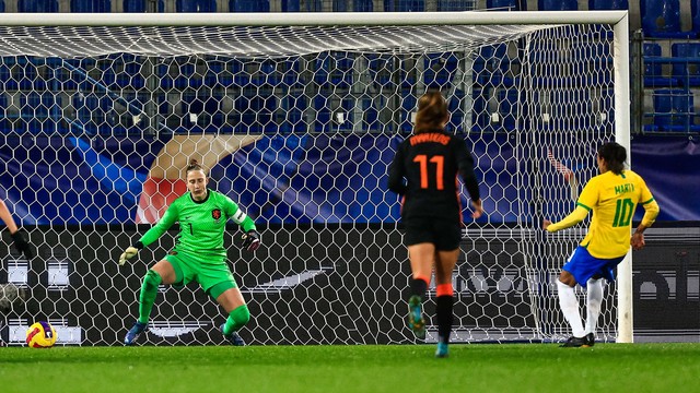Marta faz, de pênalti, o gol de empate do Brasil contra a Holanda