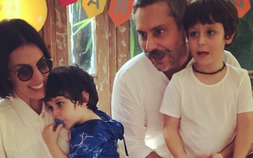 Alexandre Nero festeja aniversário de Karen Brusttolin ao lado dos filhos