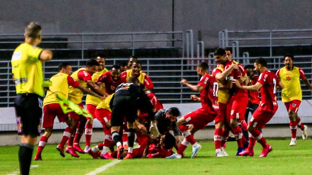 Jogadores do CRB comemoram o gol de Igor Cariús no clássico