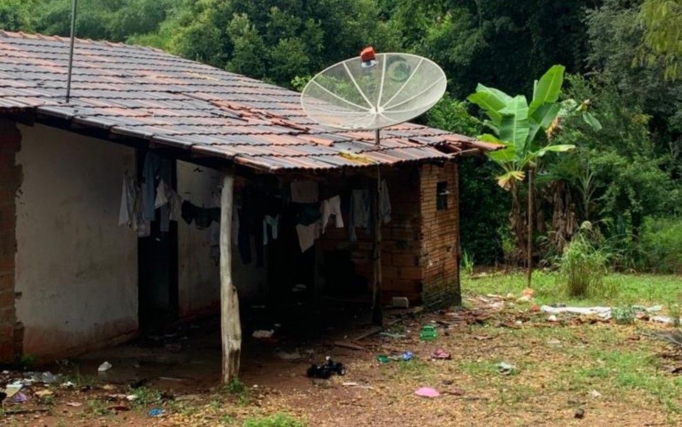 Parte de casa fica destruída após queda de raio, em Nova Aurora, Goiás — Foto: Arquivo Pessoal/Patrícia Aparecida