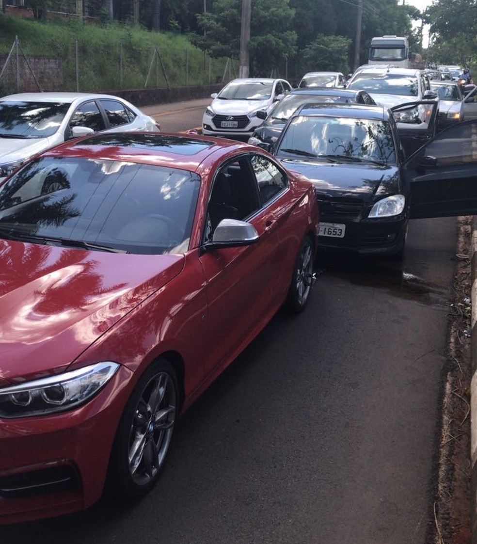 Engavetamento envolveu cinco ve&iacute;culos na Avenida Manoel Goulart (Foto: Paula Sieplin/TV Fronteira)