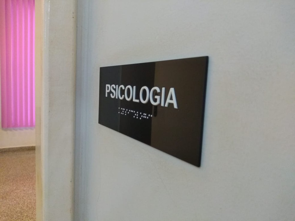 A equipe técnica no Creas é formada por duas psicólogas e duas assistentes social e oferece assessoria jurídica às mulheres vítimas de violência doméstica — Foto: Jheniffer Núbia/G1