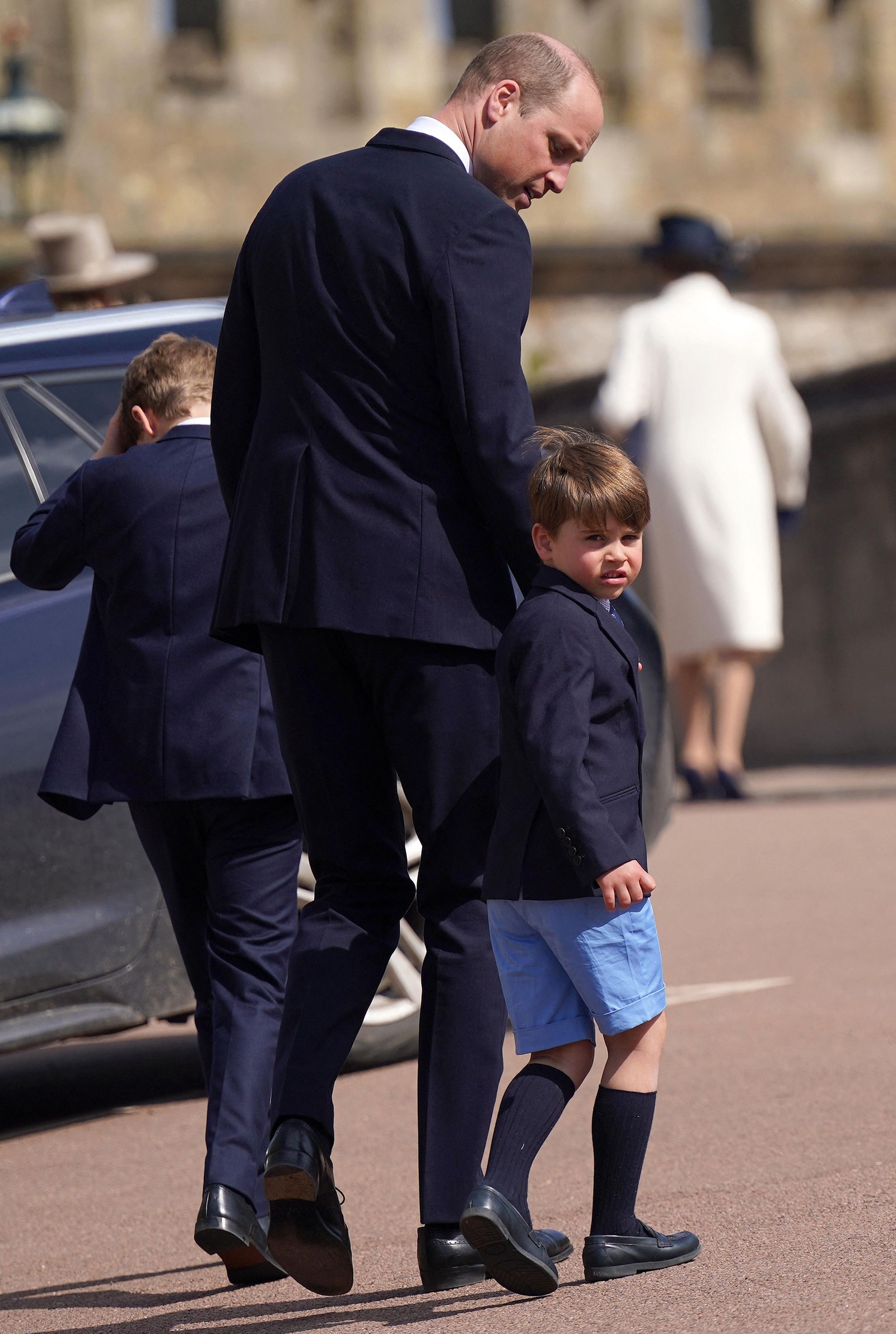 William com os filhos George e Louis (olhando para a câmera) saindo da Capela de São Jorge, no Castelo de Windsor, no domingo de Páscoa deste ano — Foto: AFP