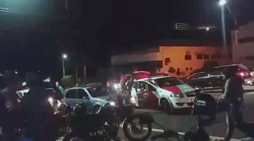 Equipe da PM conseguiu deter o motorista que foi liberado após prestar depoimento à polícia (Foto: Reprodução/TV TEM)