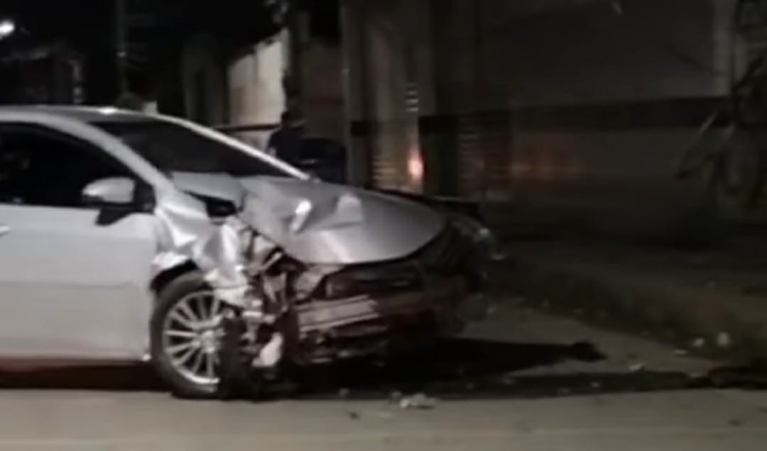 Motorista fica ferido ao bater carro contra poste em Barra do Piraí 