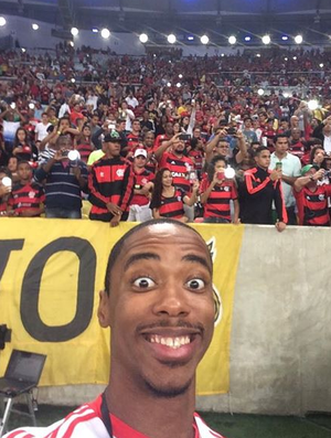 Antes do Fla-Flu, campeões do NBB desfilam no gramado do Maracanã