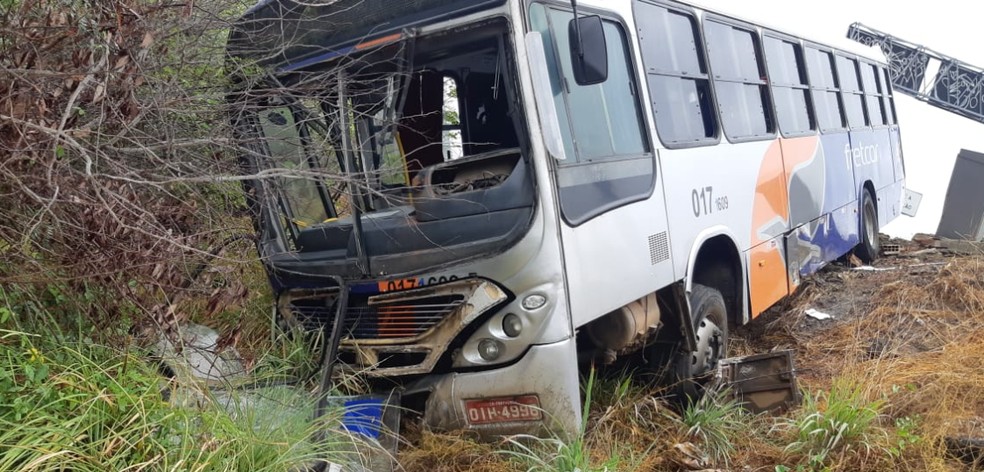 Acidente com ônibus em Caucaia, na Grande Fortaleza. — Foto: Leábem Monteiro/Sistema Verdes Mares