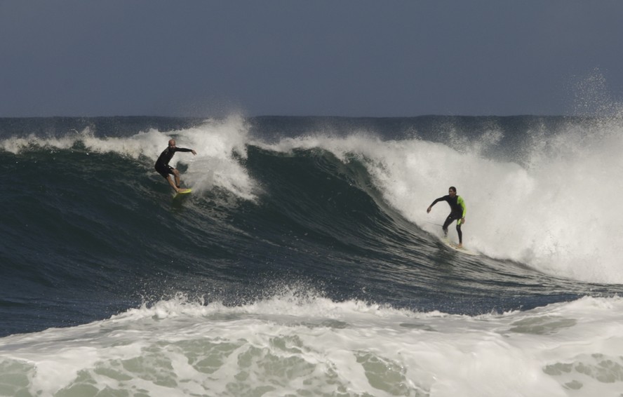 Surfistas aproveitaram ondas de até 2,5 metros na Praia do Leblon, na Zona Sul do Rio