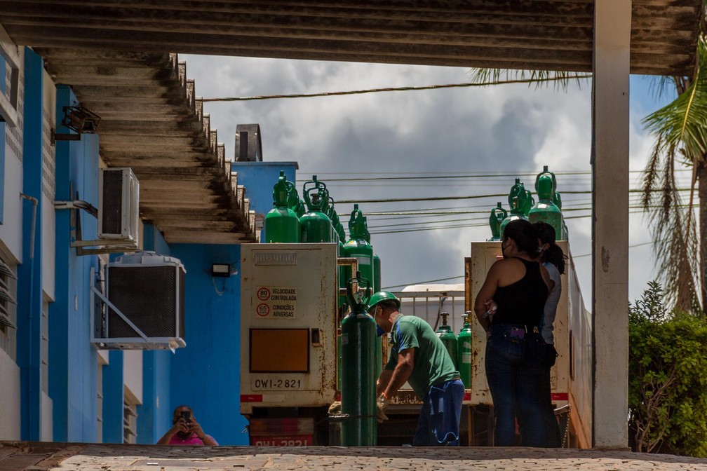 Chegada de cilindros de oxigênio na UAI (Unidade de Atendimento Integrado) Pampula, em Uberlândia (MG), no dia 3 de março. — Foto: FERNANDA BRANDÃO/FUTURA PRESS/ESTADÃO CONTEÚDO