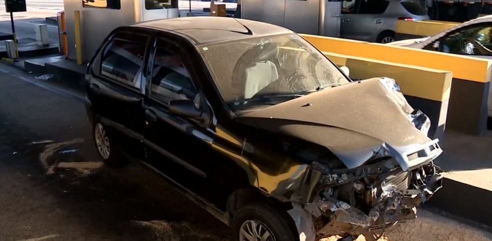 Carros ficam danificados em acidente em praça de pedágio de Nova Odessa  (Foto: Vaner Santos/EPTV)