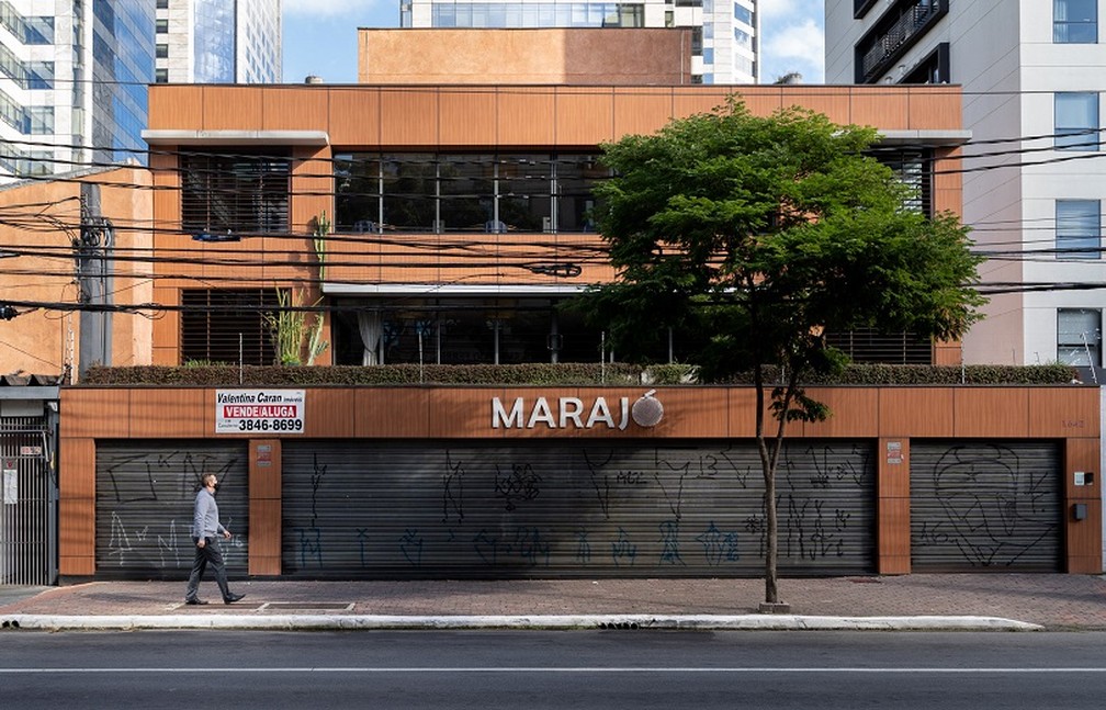 Reportagem do G1 identificou ao menos 13 restaurantes com placa de vende/aluga na região da Berrini, em São Paulo. — Foto: Marcelo Brandt/G1