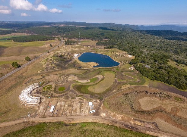 Foto aérea mostra os 135 hectares do complexo na fase de construção, bem como a rodovia ERS 235  (Foto: Pamela Boelter Herrmann / Divulgação)
