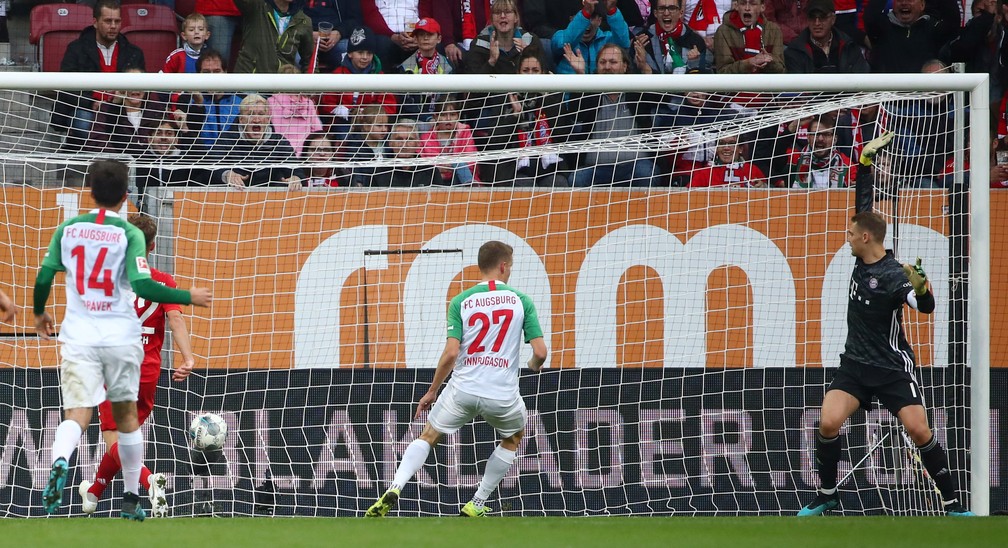 Finnbogason faz o gol em Neuer no empate do Augsburg com o Bayern de Munique &mdash; Foto: REUTERS/Michael Dalder