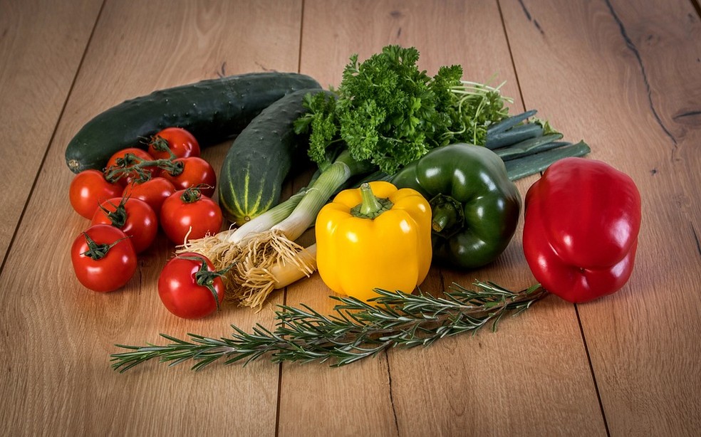 Consumir vegetais junto com a carne, minimiza os malefícios do colesterol.  — Foto: Divulgação