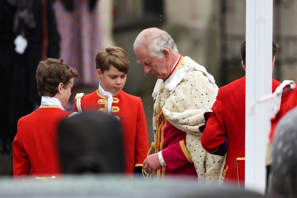 O rei Charles III e o príncipe George durante a cerimônia de coroação na Abadia de Westminster, em Londres, Grã-Bretanha, 6 de maio de 2023 — Foto: REUTERS/Henry Nicholls