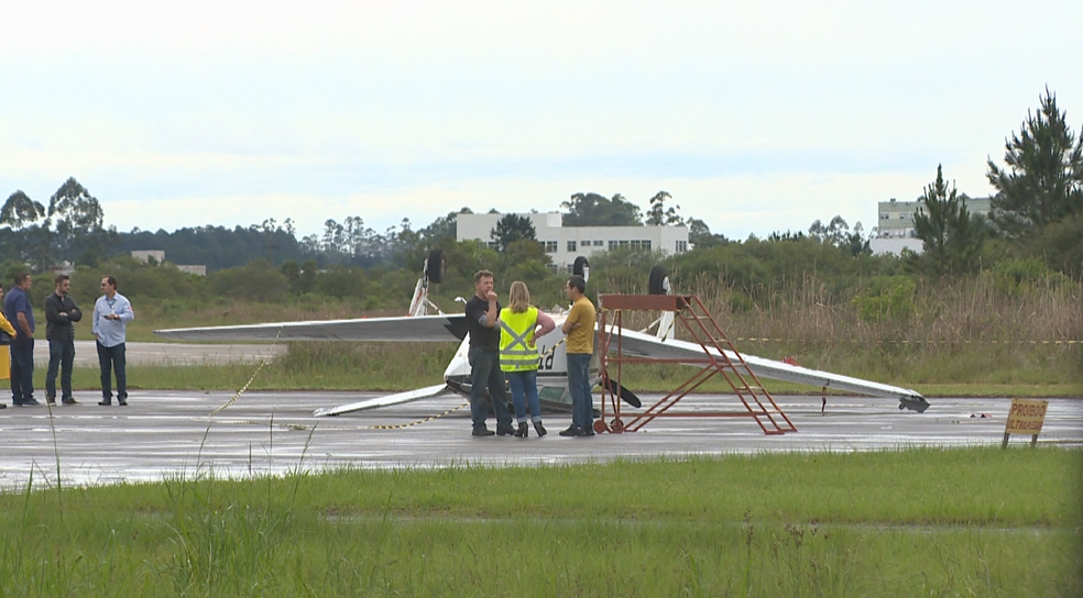 Avião foi virado por força dos ventos em aeroporto de Santa Maria (Foto: Reprodução/RBS TV)