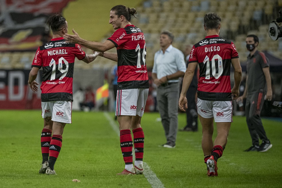 Michael &eacute; saudado por Filipe Lu&iacute;s no Flamengo x S&atilde;o Paulo &mdash; Foto: Alexandre Vidal/Flamengo