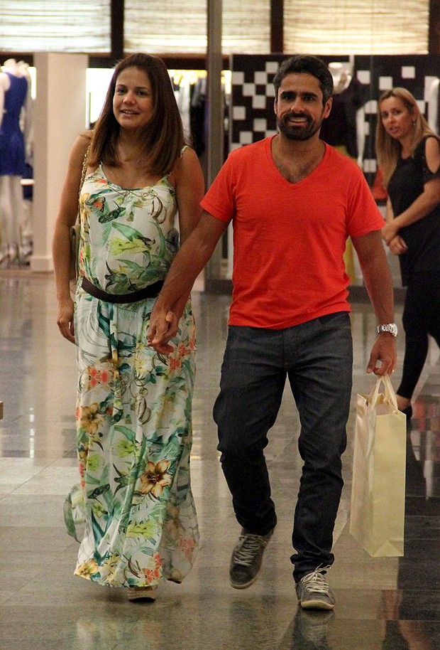 Nívea foi ao shopping com o marido, Marcus Rocha (Foto: Marcus Pavão/ Agnews)